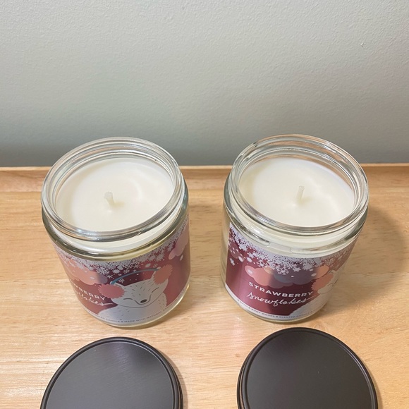 Bath & Body Works Strawberry Snowflakes Single Wick Candles-Essential oil 2022 - Picture 3 of 4